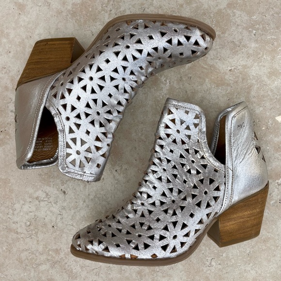 🆕Musse & Cloud Silver Leather Cutout Booties Sz 6 - Picture 7 of 13